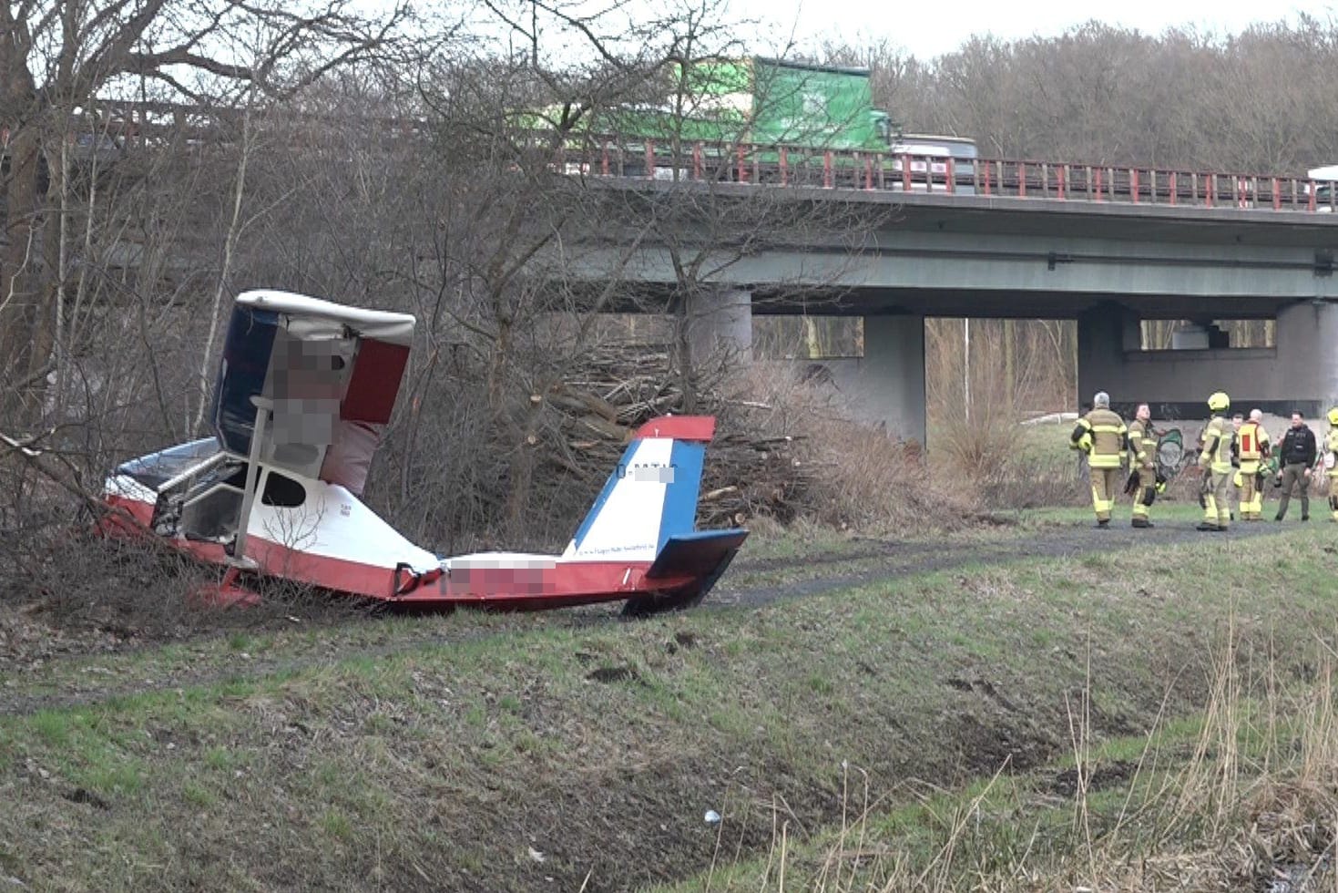 Die Unfallstelle: Der Pilot entstieg dem Wrack leicht verletzt.