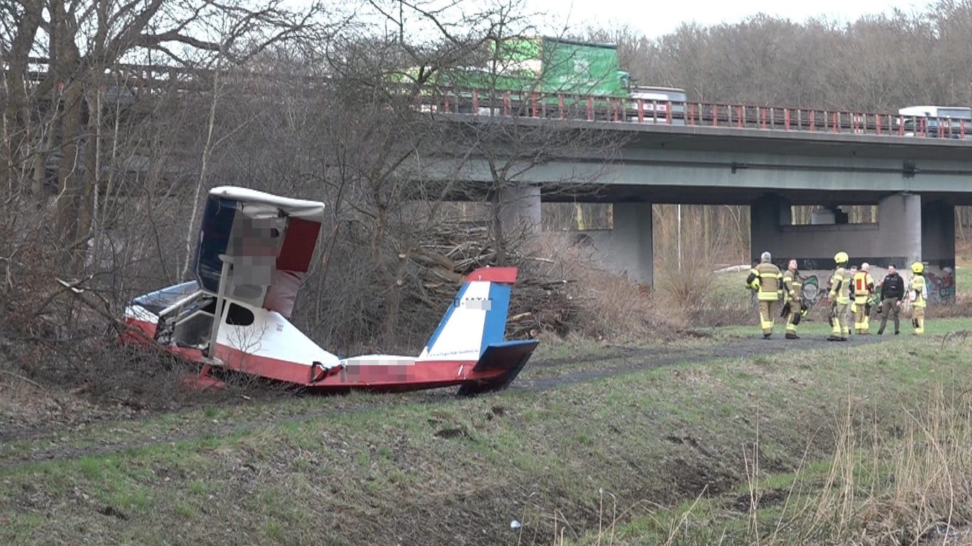 Die Unfallstelle: Der Pilot entstieg dem Wrack leicht verletzt.