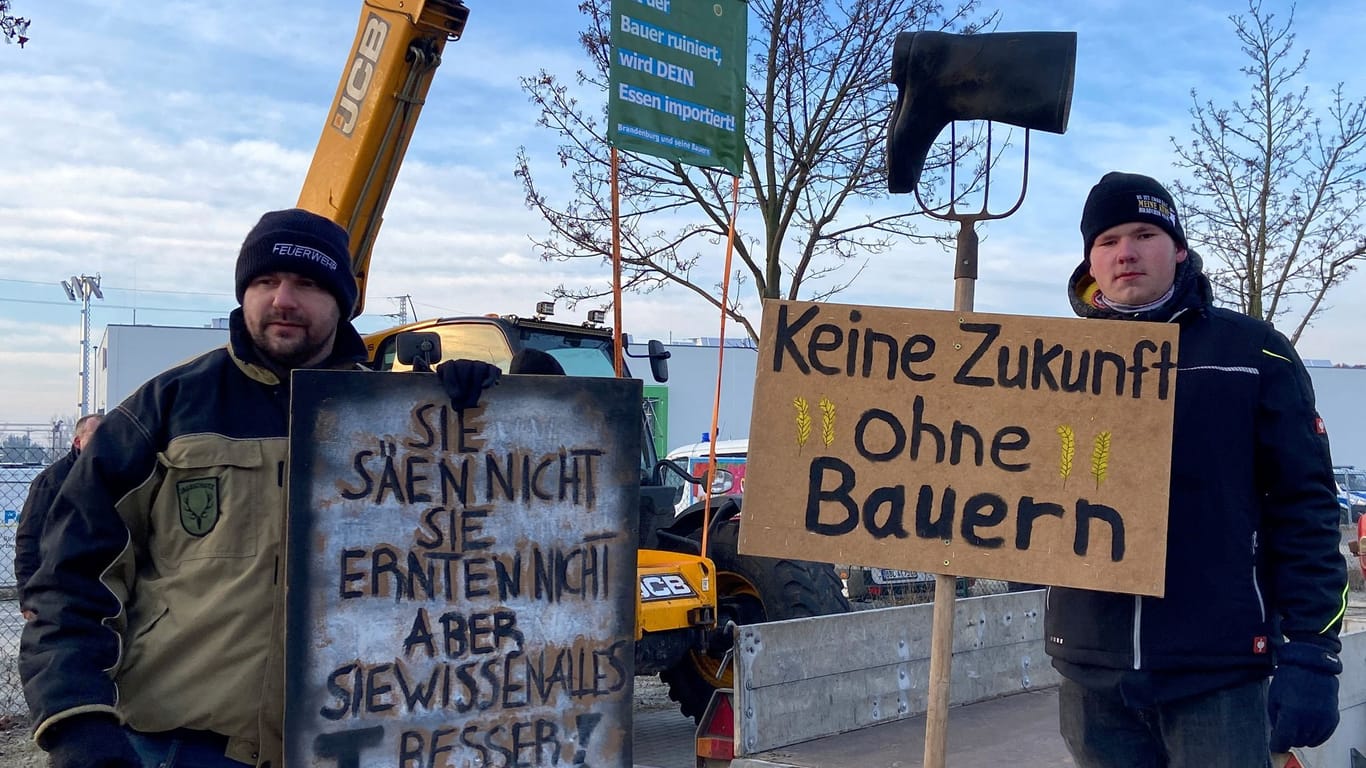 Landwirte protestieren mit Mistgabeln in Cottbus gegen den Besuch des Kanzlers: Waffenähnliche Gegenstände sollten die Veranstalter der Kundgebung eigentlich nicht sehen.