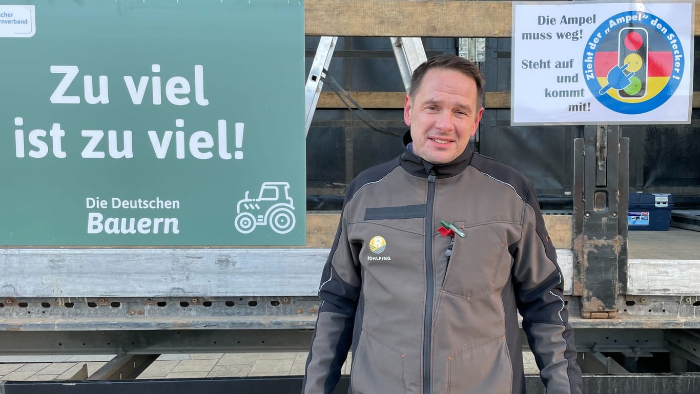 Jan-Friedrich Rohlfing, Chef des Bauernverbands Saaletal e.V. am Riebeckplatz in Halle (Saale): Der Organisator des Bauernprotests am 8. Januar zeigt sich nach der Kundgebung zufrieden.