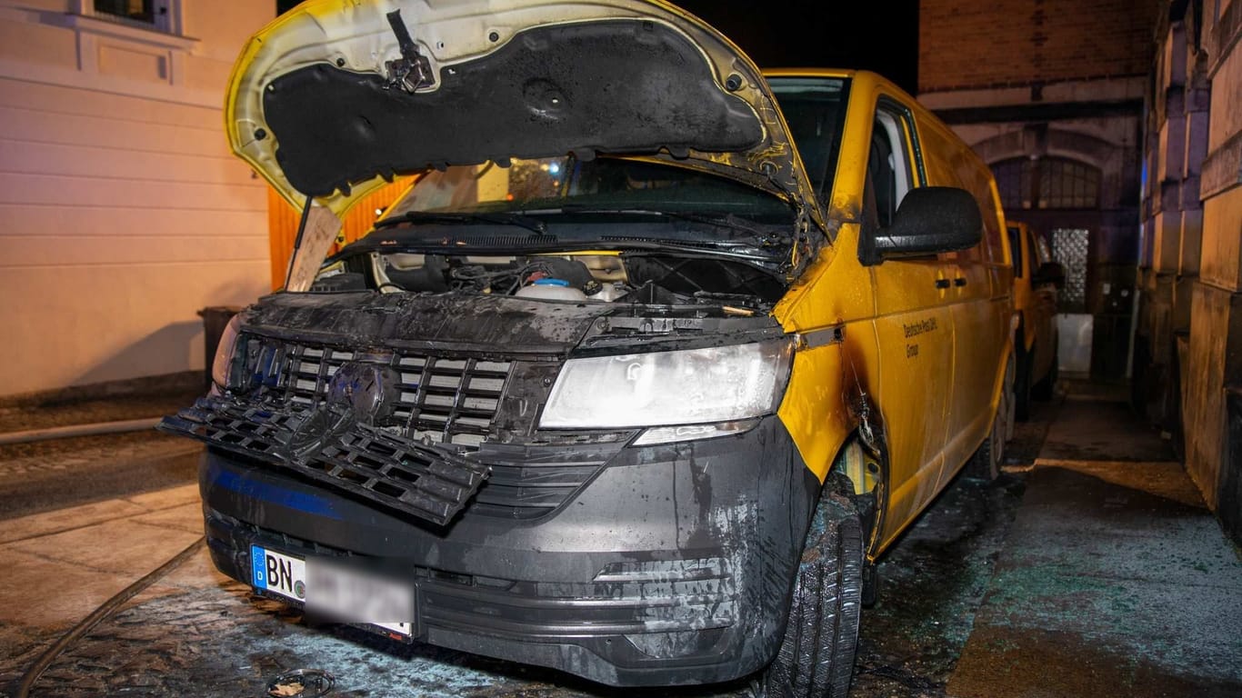 Ausgebranntes Postfahrzeug in Zittau: Durch das schnelle Eingreifen konnte verhindert werden, dass das Fahrzeug vollständig ausbrannte – trotzdem entstand ein Sachschaden von 7.000 Euro.