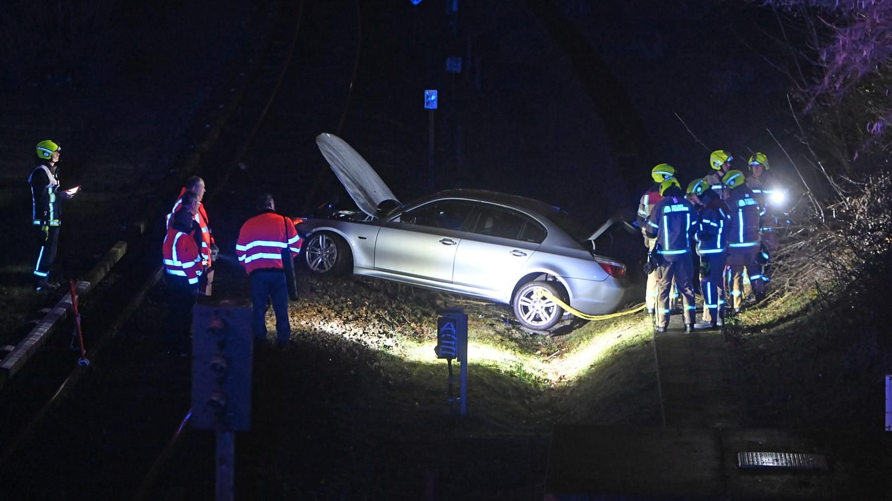Am frühen Sonntagmorgen ist ein BMW eine Böschung heruntergerauscht und auf U-Bahn-Schienen gelandet. Am frühen Sonntagmorgen ist ein BMW eine Böschung heruntergerauscht und auf U-Bahn-Schienen gelandet.