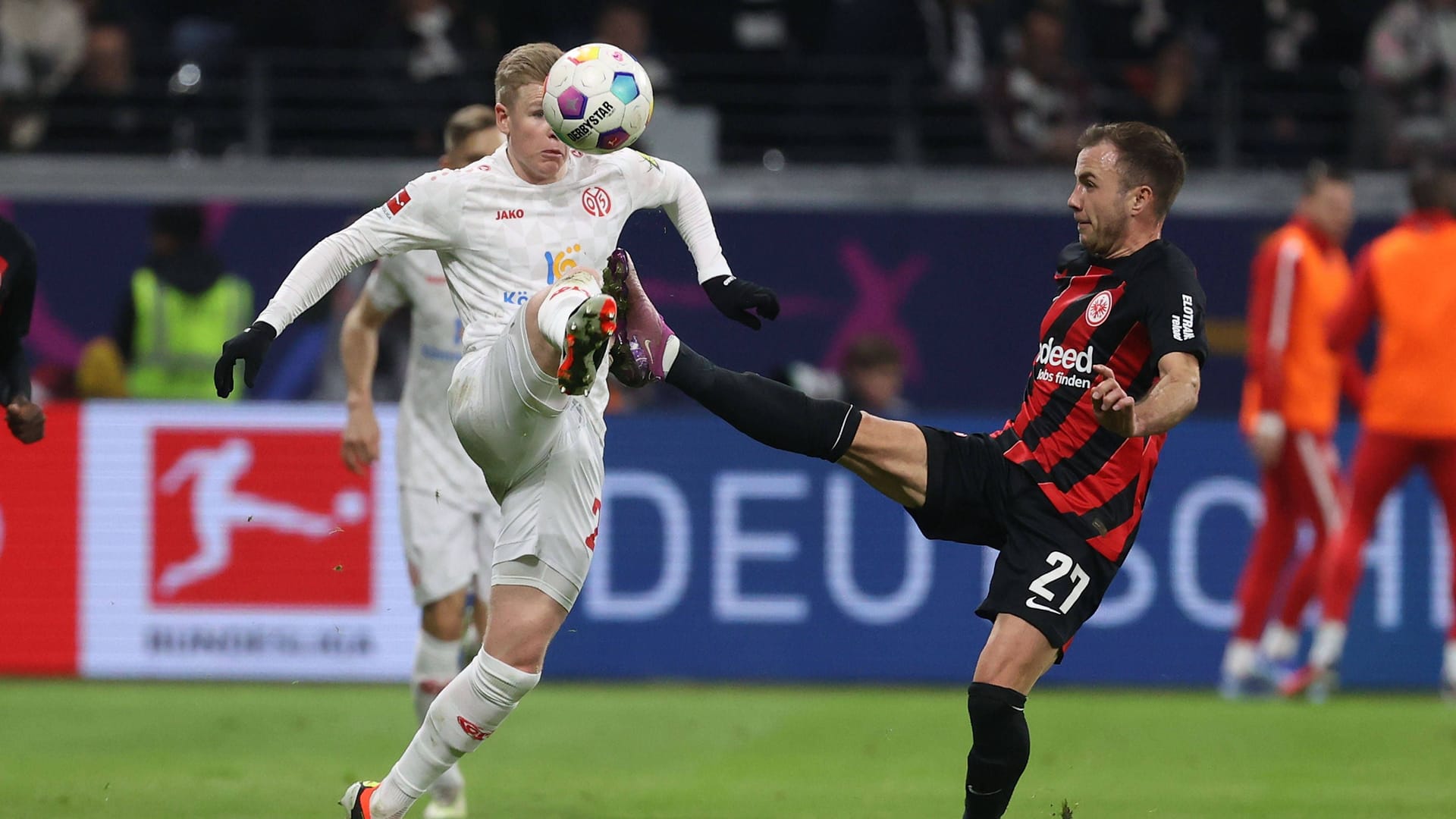 Mario Götze (r.) im Duell gegen Jonathan Burkardt.