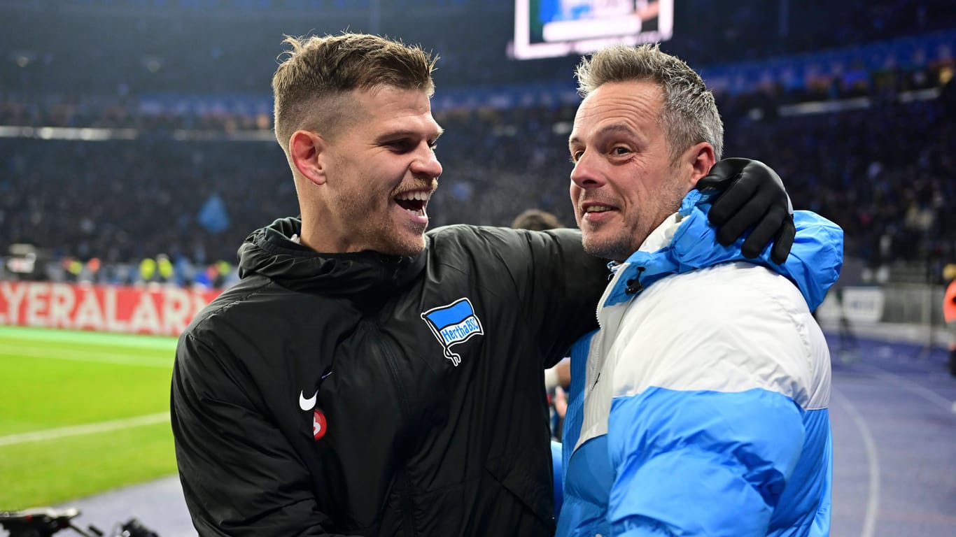 Florian Niederlechner und Kay Bernstein im Dezember 2023: Der Spieler und der Präsident jubelten über den Sieg gegen den HSV im Pokal.