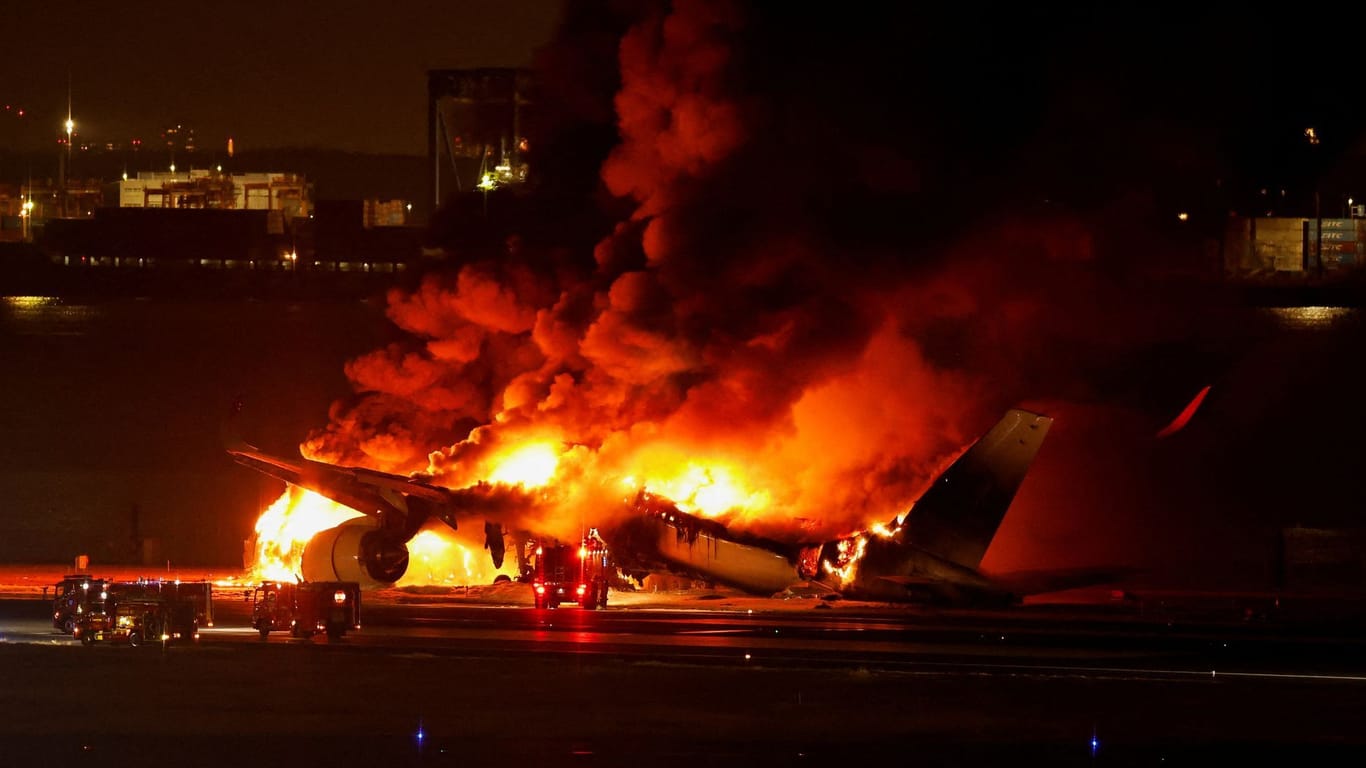 Feuer auf Flughafen in Tokio: Eine Passagiermaschine brennt.
