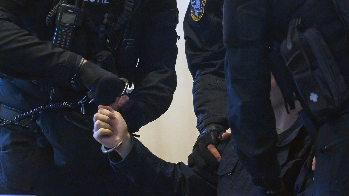 Prozess gegen Halle-Attentäter wegen Geiselnahme in Haft