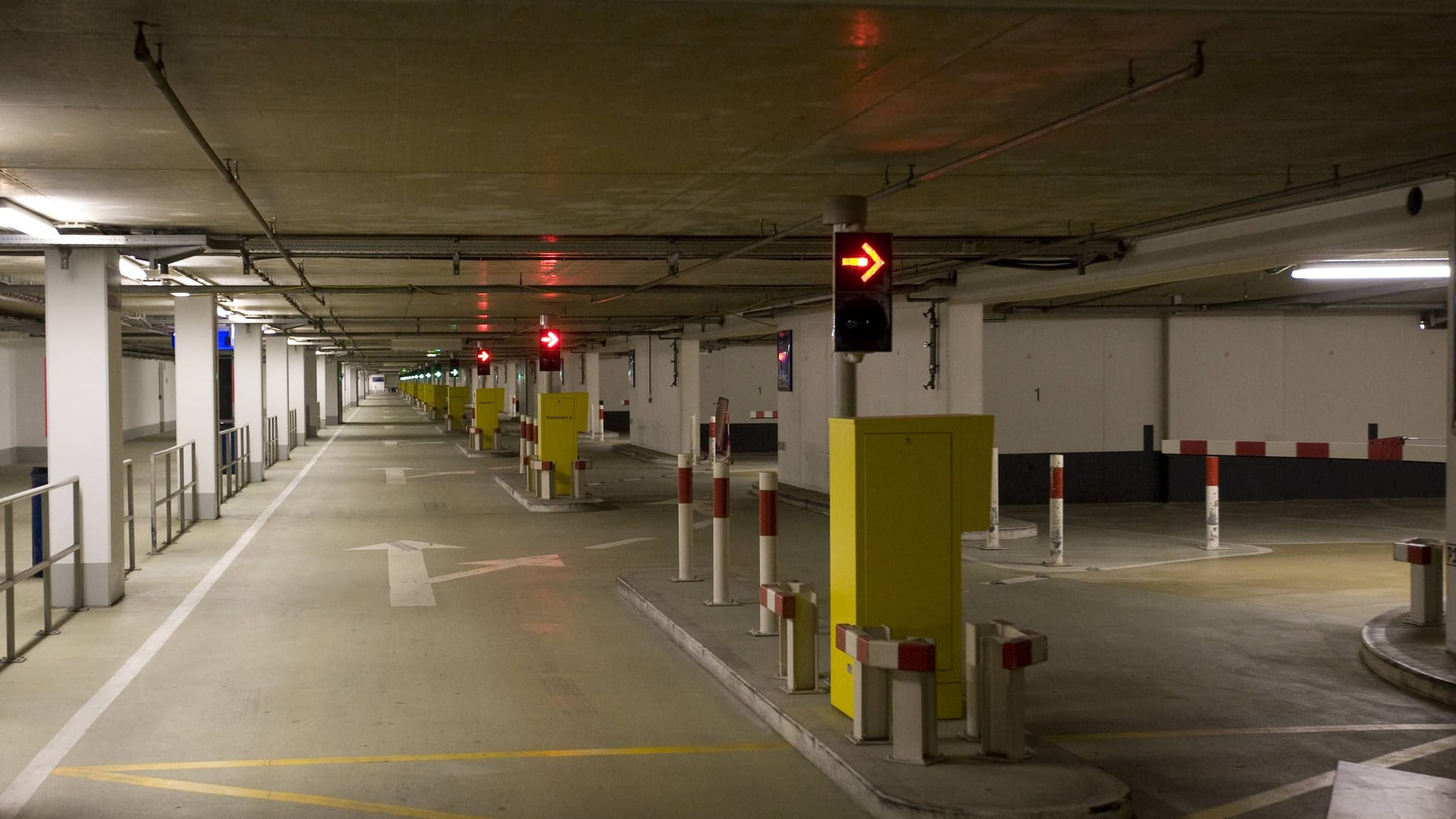 Parkhaus von innen (Symbolfoto): In der Innenstadt von Hannover wurde eine Frau schwer verletzt in einem Parkhaus entdeckt. Sie starb im Krankenhaus. Parkhaus von innen (Symbolfoto): In der Innenstadt von Hannover wurde eine Frau schwer verletzt in einem Parkhaus entdeckt. Sie starb im Krankenhaus.