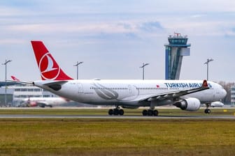 Ein Großraumjet der Turkish Airlines in Nürnberg: Viele Airlines fliegen die Stadt während der Spielwarenmesse öfter an oder setzen größere Flugzeuge ein – manche Firmen chartern sogar extra Flugzeuge.
