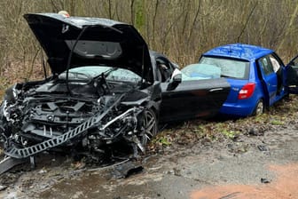 Die Unfallstelle: Beide Wagen schleuderten von der Straße, die Insassen im Škoda starben.