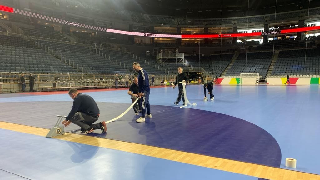 Der besondere Handballboden muss sorgfältig verlegt werden.