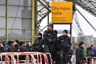 Polizisten stehen vor der Olympiahalle (Archivbild).