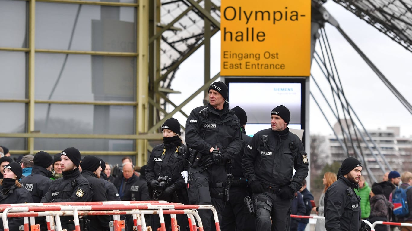 Polizisten stehen vor der Olympiahalle (Archivbild).