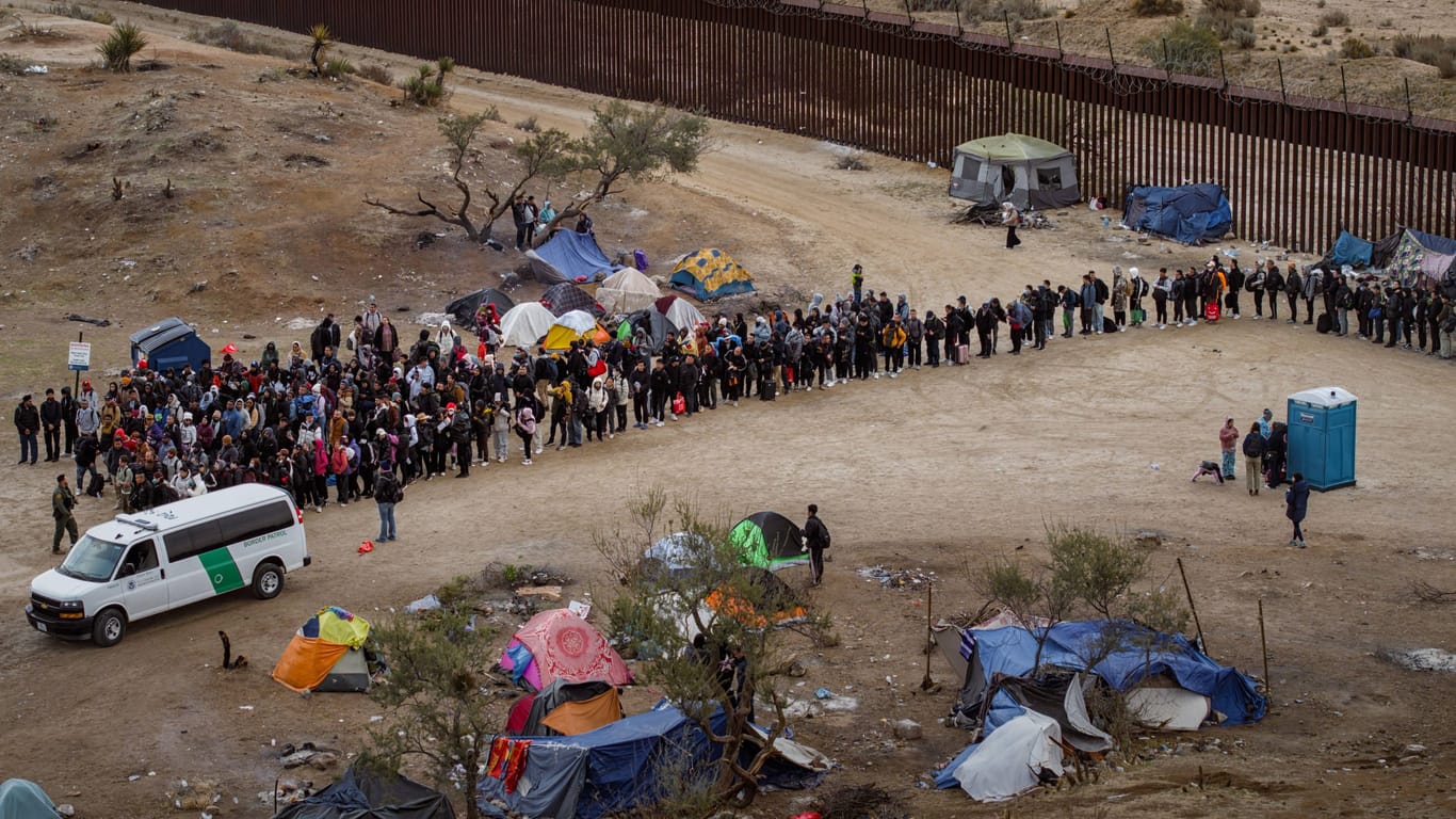 Flüchtlinge an der Grenze zwischen USA und Mexiko (Archivbild): Obwohl die USA nur wenig Sozialleistungen für Asylbewerber anbieten, wollen viele Flüchtlinge dorthin.