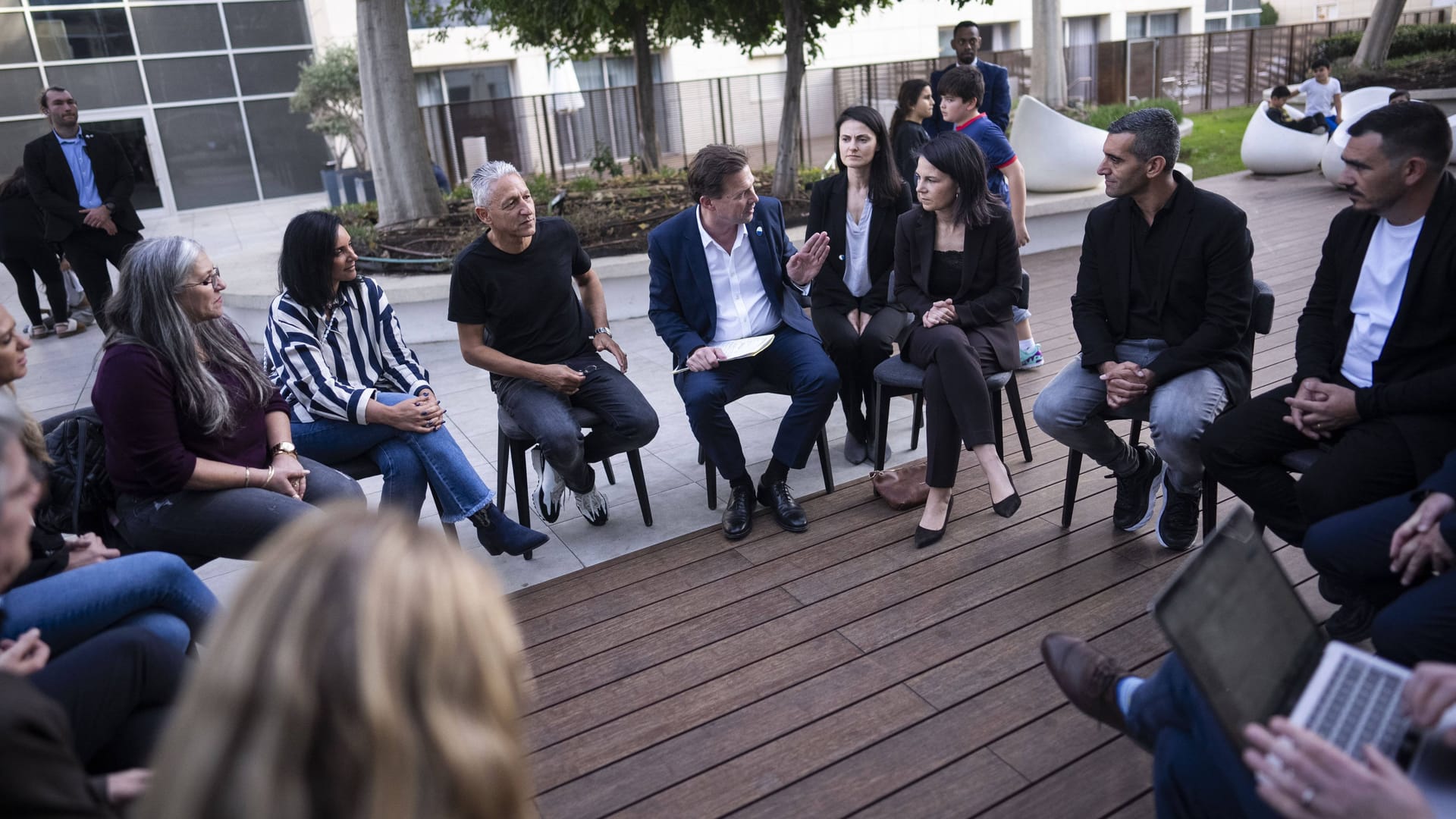 Außenministerin Baerbock und Deutschland Botschafter in Israel, Steffen Seibert, sprechen mit israelischen Geflüchteten.