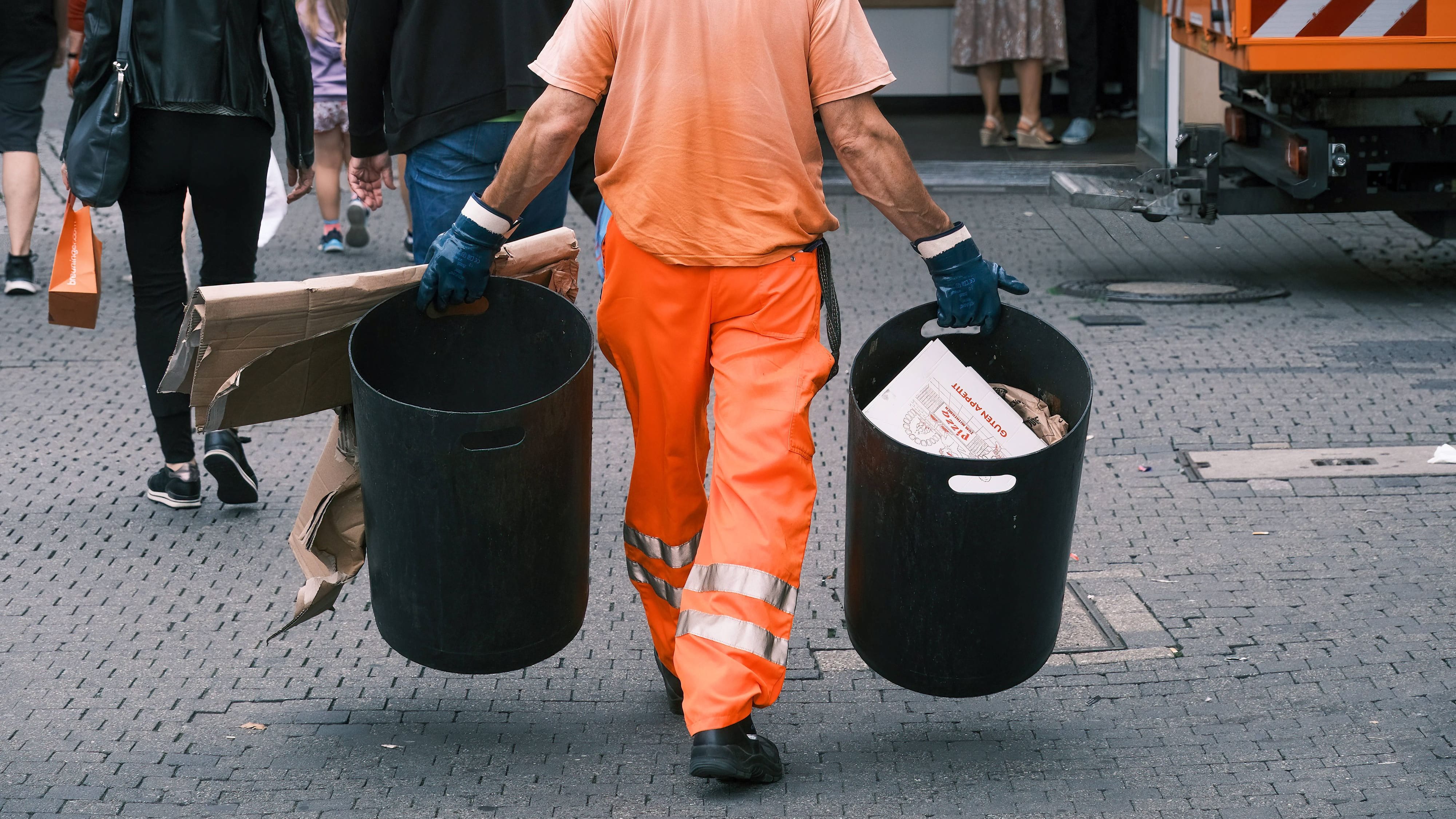 Gehalt eines Müllwerkers: So viel verdient ein Müllmann
