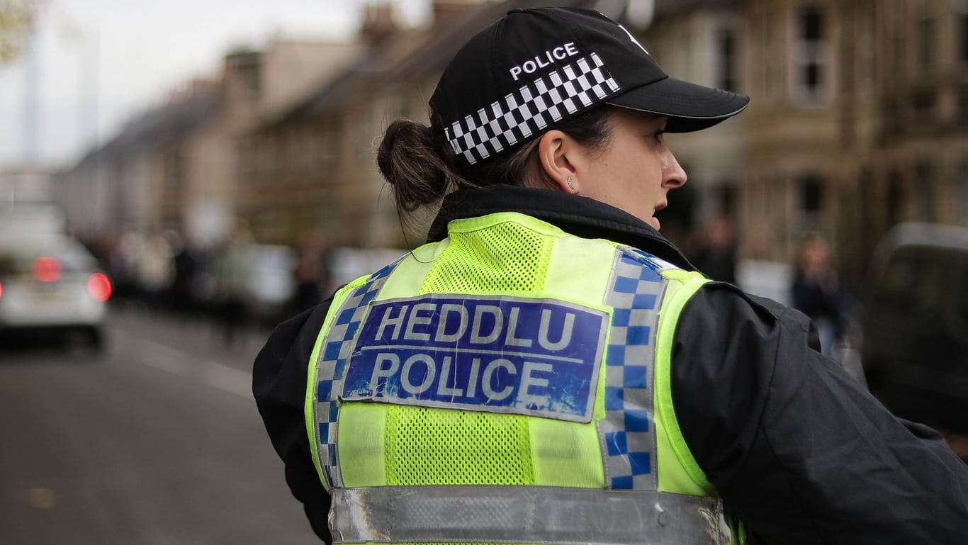 Polizeifrau in Bristol (Archivbild): In der Folge einer Messerattacke sind hier zwei Jugendliche gestorben.