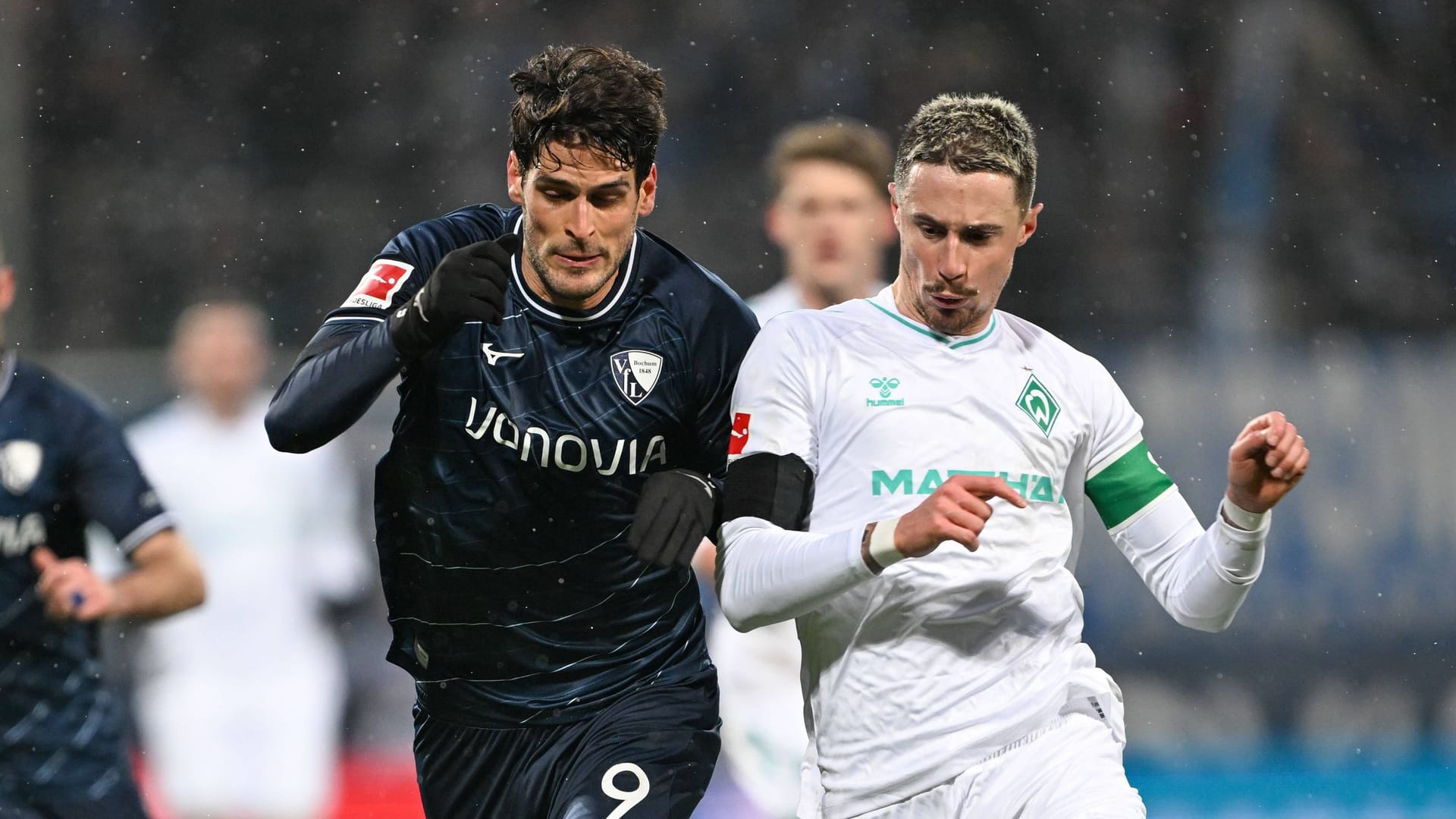 Gonçalo Paciência (l.) vom VfL Bochum im Zweikampf mit Werder Bremens Marco Friedl.