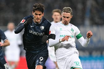 Gonçalo Paciência (l.) vom VfL Bochum im Zweikampf mit Werder Bremens Marco Friedl.
