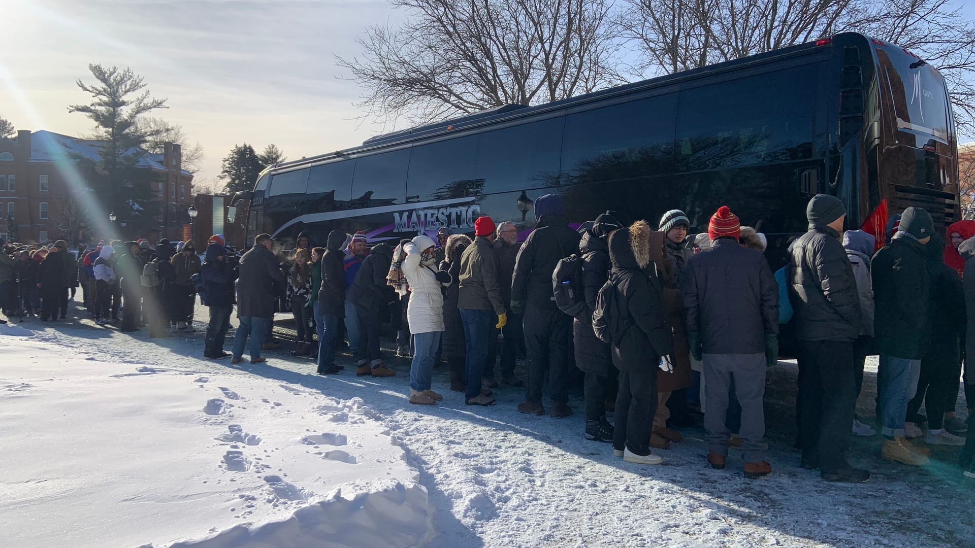 Frierende Fans und Kältebusse: Bei fast minus 30 Grad Celsius ist schon das Warten auf Trump eine Herausforderung.