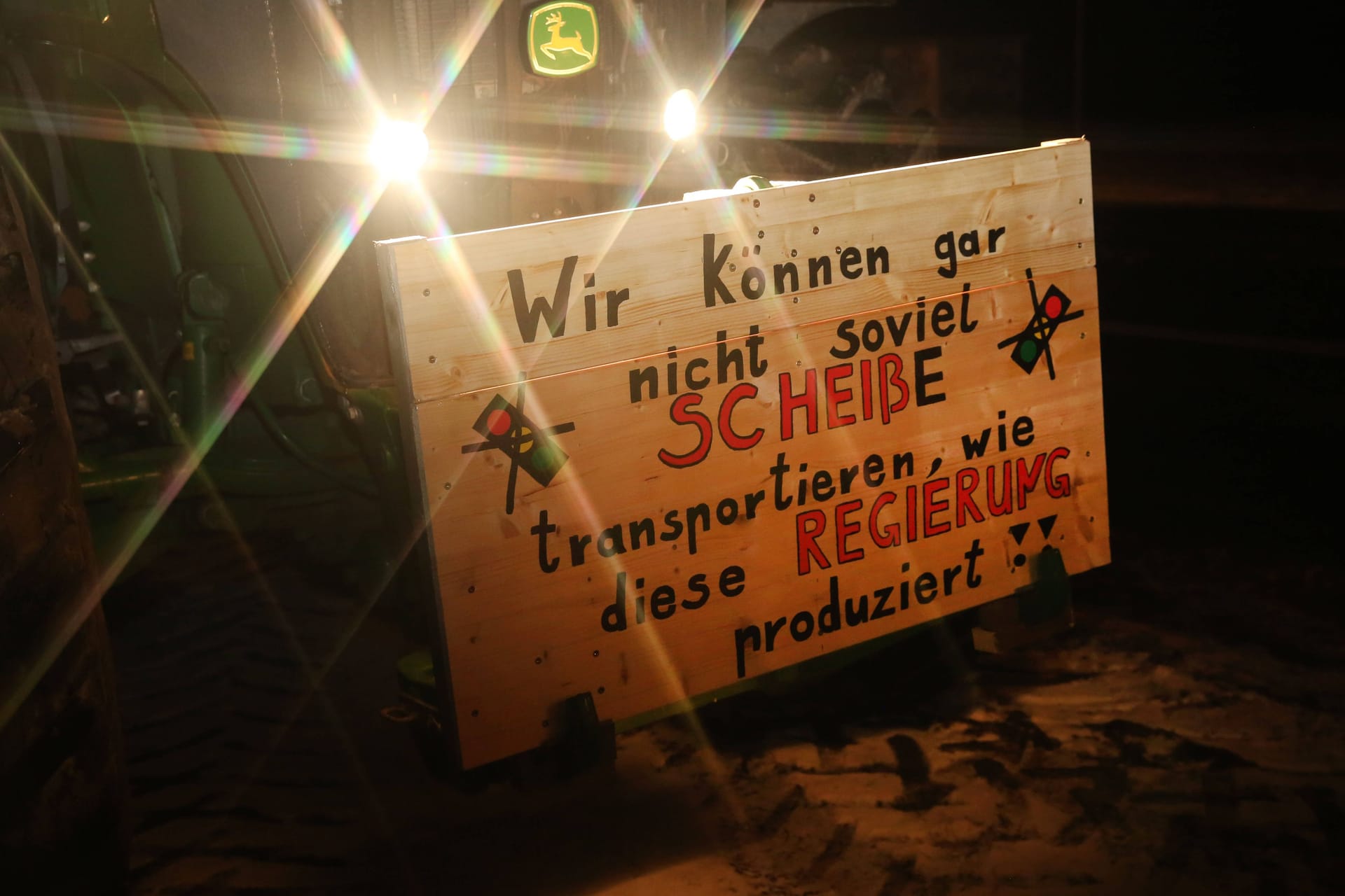 Plakat beim Bauernprotest im Landkreis Rostock: Manche der selbst gemalten Plakate zeigen die Wut der Bauern sehr deutlich. Plakat beim Bauernprotest im Landkreis Rostock: Manche der selbst gemalten Plakate zeigen die Wut der Bauern sehr deutlich.