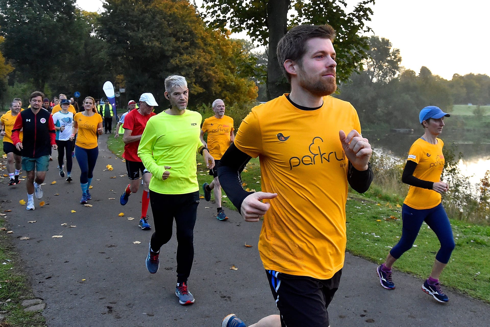 Sportlerinnen und Sportler beim ParkRun (Archivfoto): Auch in Nürnberg und Fürth finden einmal die Woche die Lauftreffs statt.