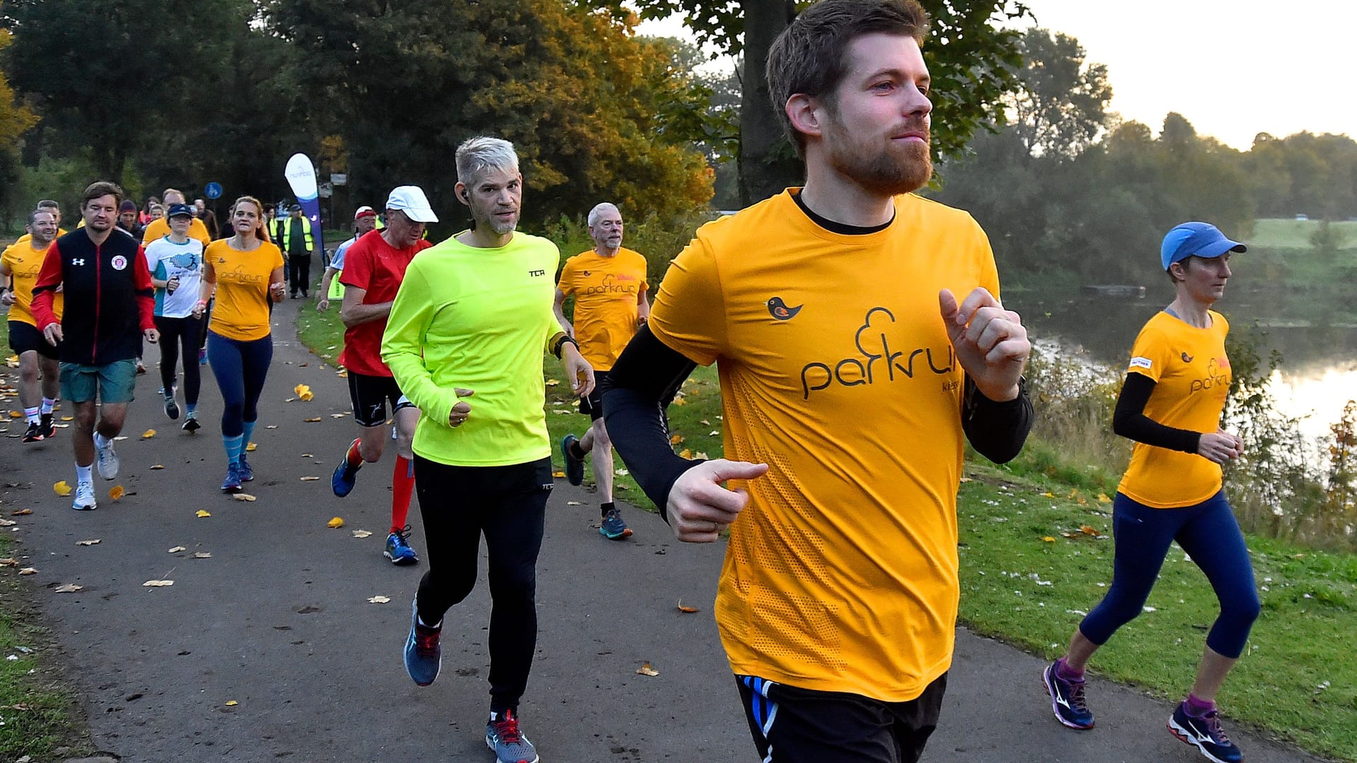 Sportlerinnen und Sportler beim ParkRun (Archivfoto): Auch in Nürnberg und Fürth finden einmal die Woche die Lauftreffs statt.