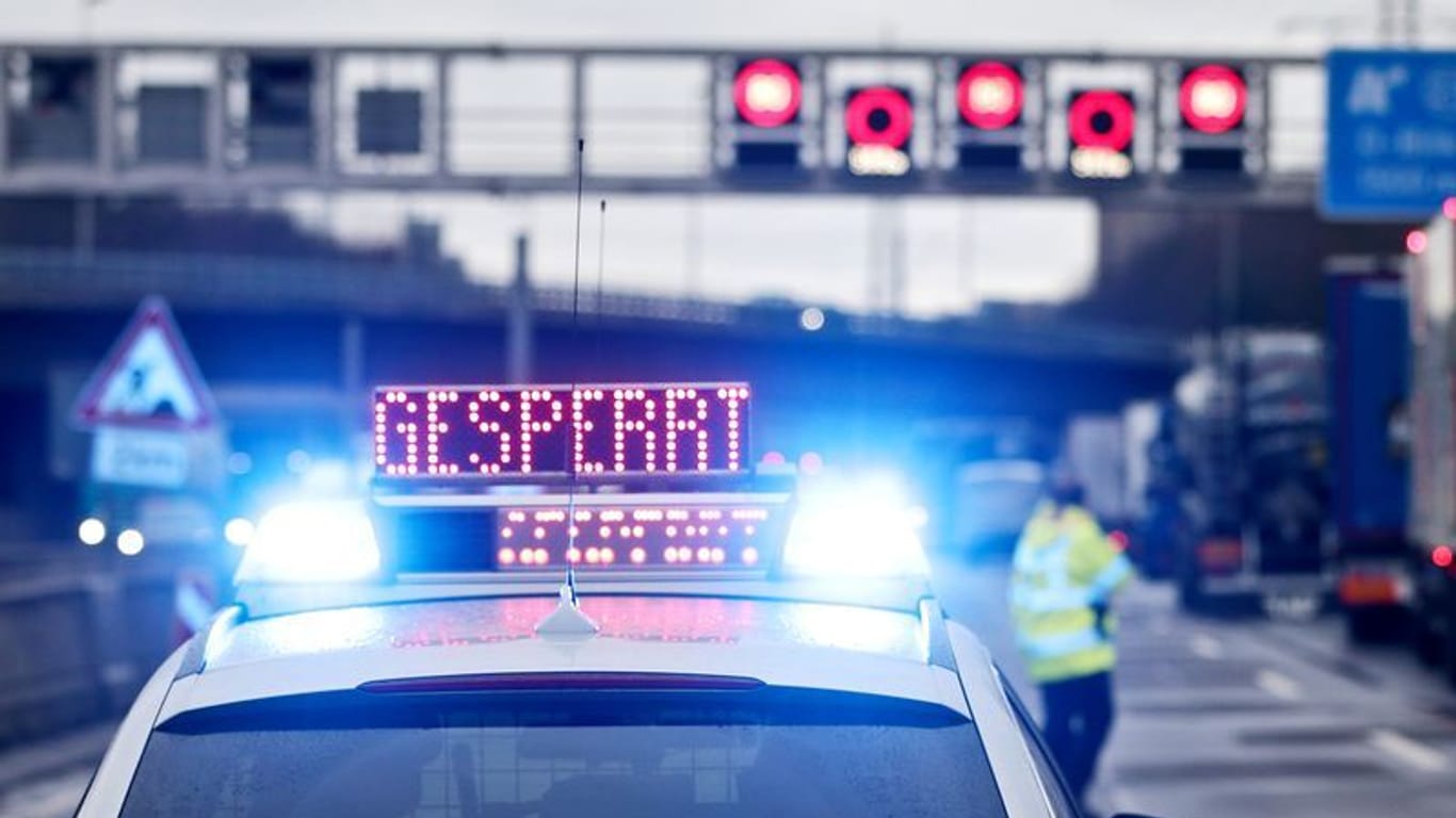 Auf einem Polizeifahrzeug leuchtet die Aufschrift "Gesperrt" (Symbolbild): Auf der A7 liegt der Verkehr in Richtung Norden vorerst lahm.