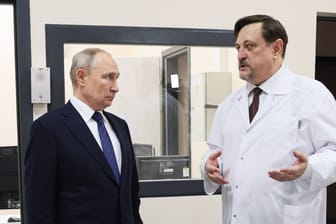 Wladimir Putin (l.) mit dem Arzt Kirill Barinow in Kaliningrad: Sein Besuch in der Enklave dürfte ein Signal an die Nato sein.