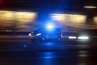 Einsatzwagen der Polizei mit eingeschaltetem Blaulicht (Symbolfoto): In Hamburg-Eimsbüttel hat ein 51-Jähriger beinahe vier Frauen angefahren.