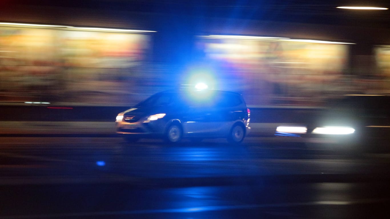 Einsatzwagen der Polizei mit eingeschaltetem Blaulicht (Symbolfoto): In Hamburg-Eimsbüttel hat ein 51-Jähriger beinahe vier Frauen angefahren.