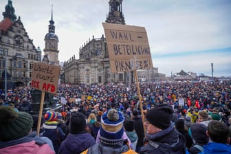 Tausende kamen in Dresden zum Schlossplatz.