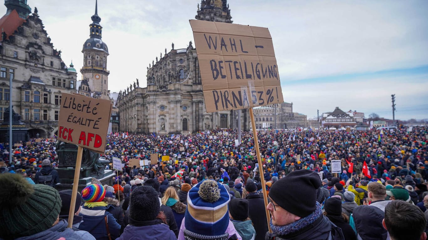Tausende kamen in Dresden zum Schlossplatz.