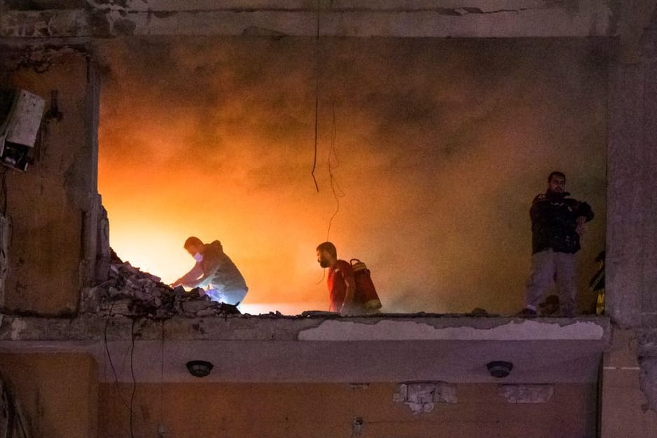 Feuerwehrleute am Ort der Explosion in Beirut: Bei einem Angriff wurde ein hochrangiger Hamas-Führer getötet.