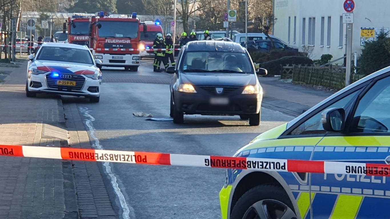 Nordrhein-Westfalen, Emmerich: Ein Auto flüchtete vor der Polizei, Niederländische Beamte schießen.