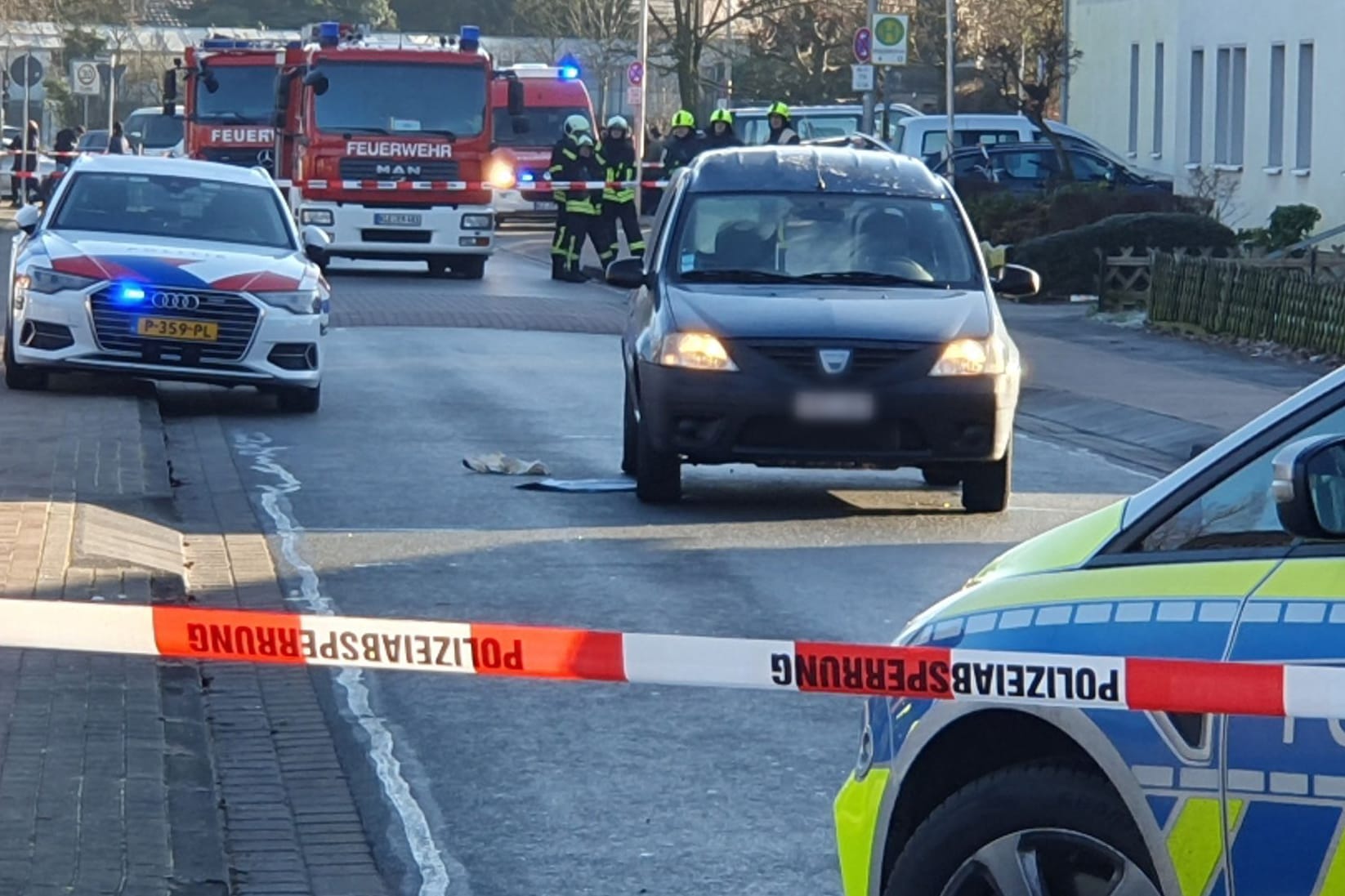 Nordrhein-Westfalen, Emmerich: Ein Auto flüchtete vor der Polizei, Niederländische Beamte schießen.