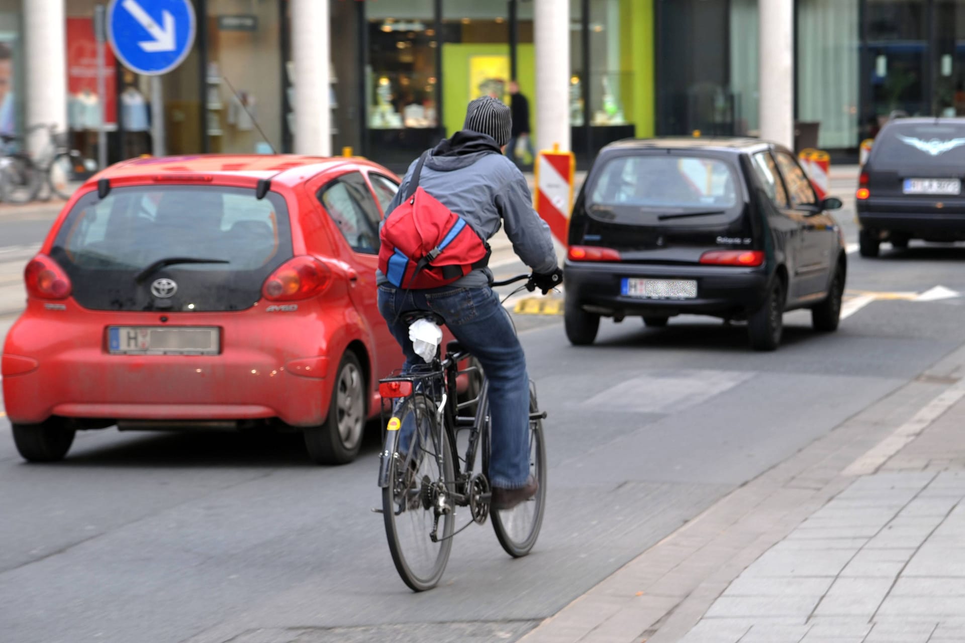 Autos und ein Fahrrad in der Innenstadt: Viele Autofahrer kritisieren die Parksituation in der Innenstadt von Hannover.