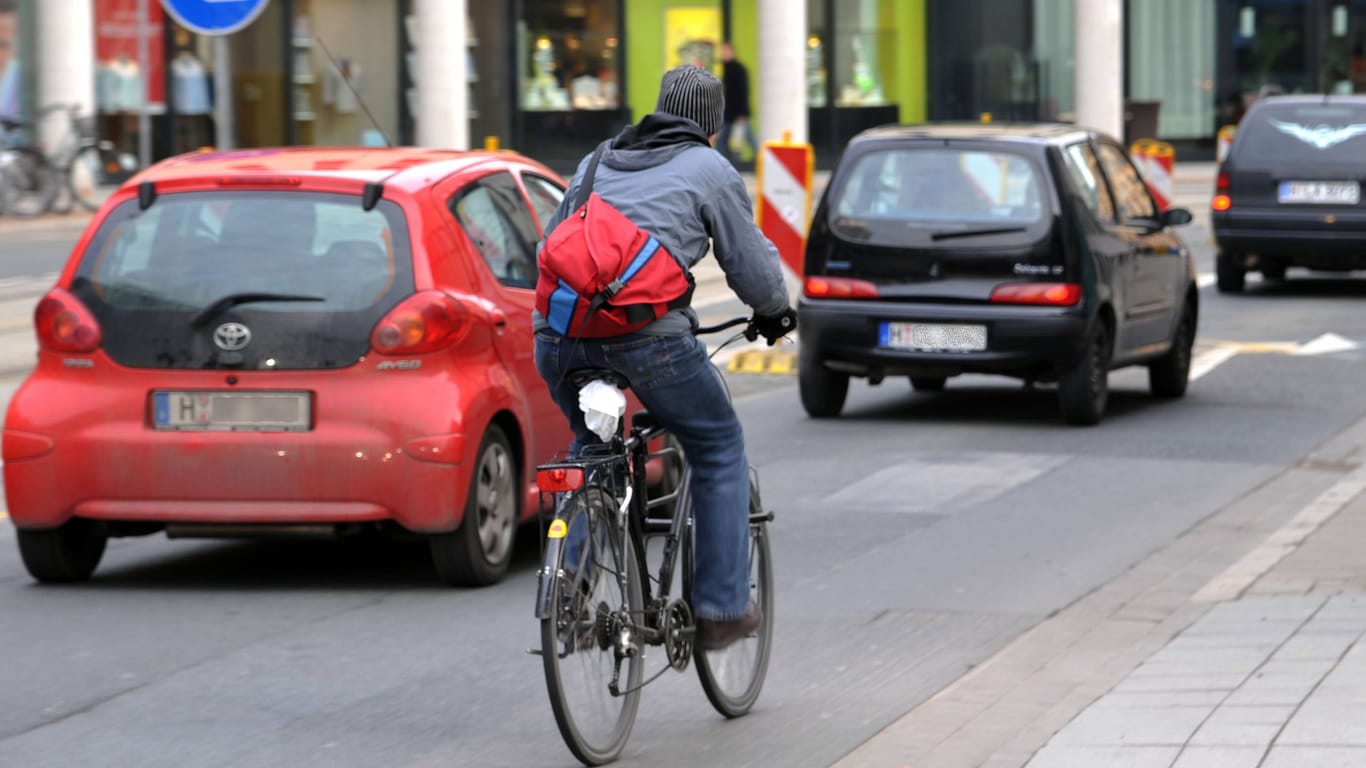 Autos und ein Fahrrad in der Innenstadt: Viele Autofahrer kritisieren die Parksituation in der Innenstadt von Hannover.