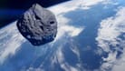 Ein Asteroid nähert sich der Erde (Symbolbild): Ein verglühender Asteroid über Brandenburg hat neulich für viel Aufsehen gesorgt.
