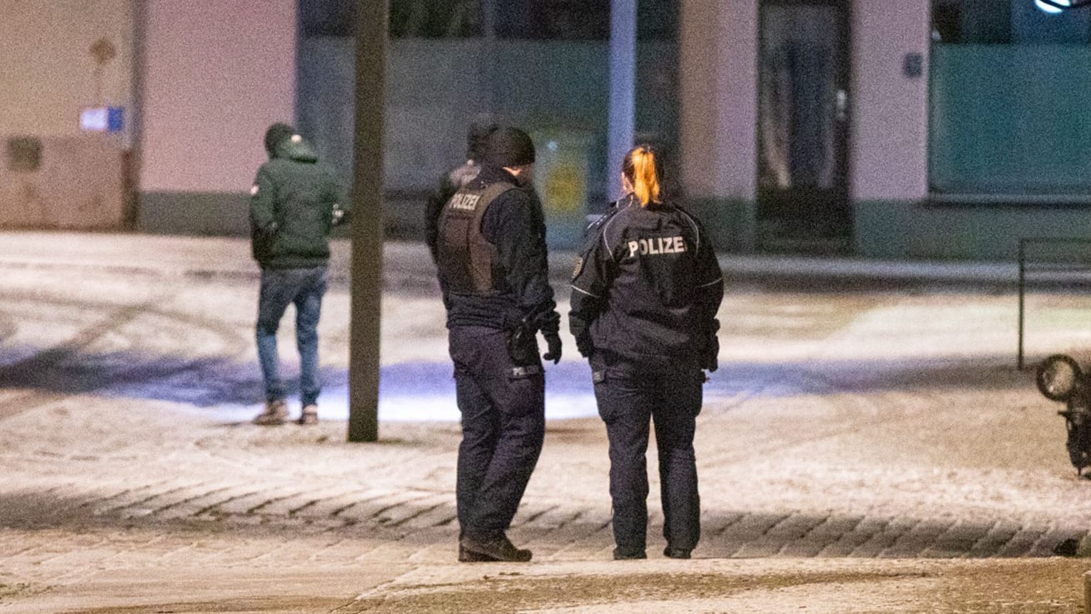 Polizisten stehen auf dem Altmarkt in Bischofswerda: Hier kam es mutmaßlich zu einem Streit, der tödliche endete. Polizisten stehen auf dem Altmarkt in Bischofswerda: Hier kam es mutmaßlich zu einem Streit, der tödliche endete.