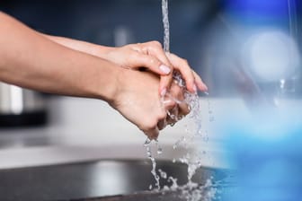 Hände waschen (Symbolbild): Schmerzsalben sollten nicht in die Schleimhäute gelangen.
