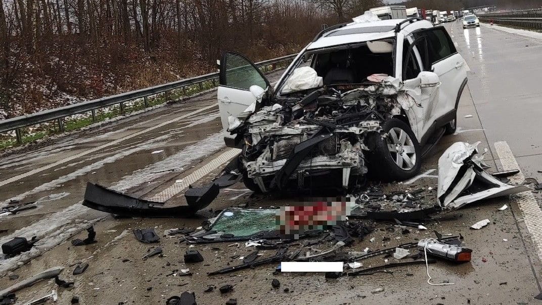 Ein beteiligtes Fahrzeug wurde massiv beschädigt. Eine Person schwebt in Lebensgefahr.