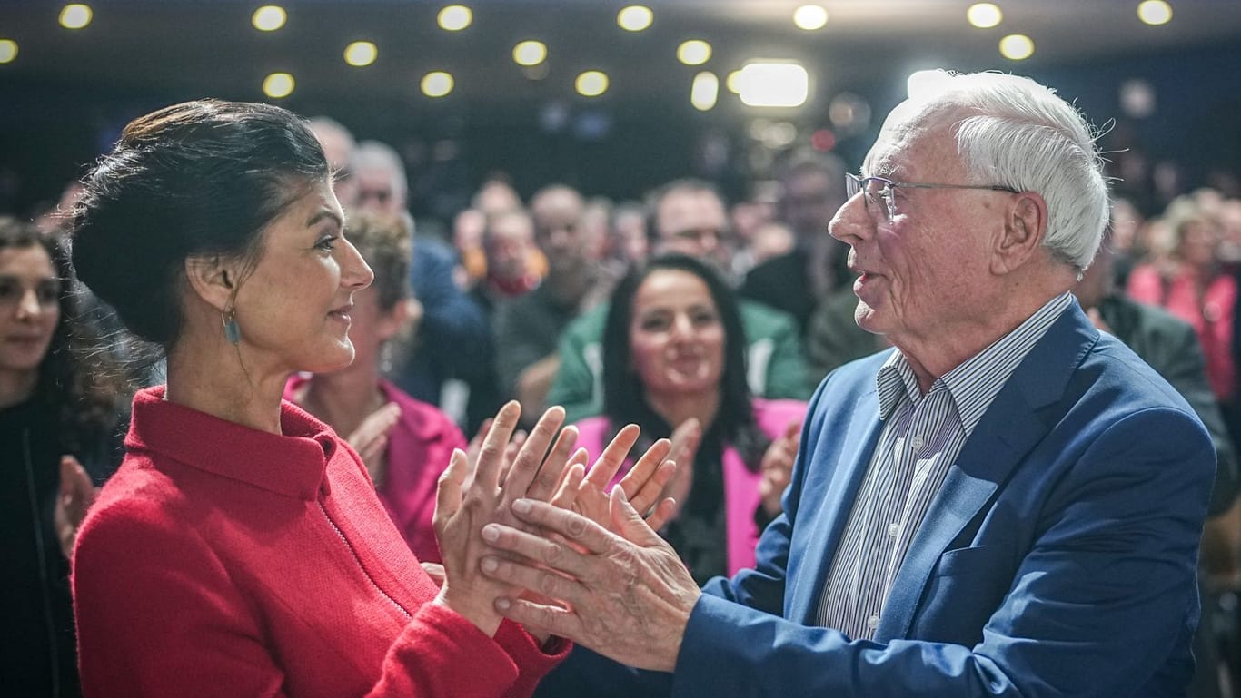 Oskar Lafontaine und Sahra Wagenknecht stehen beim Gründungsparteitag der neuen Wagenknecht-Partei zusammen.
