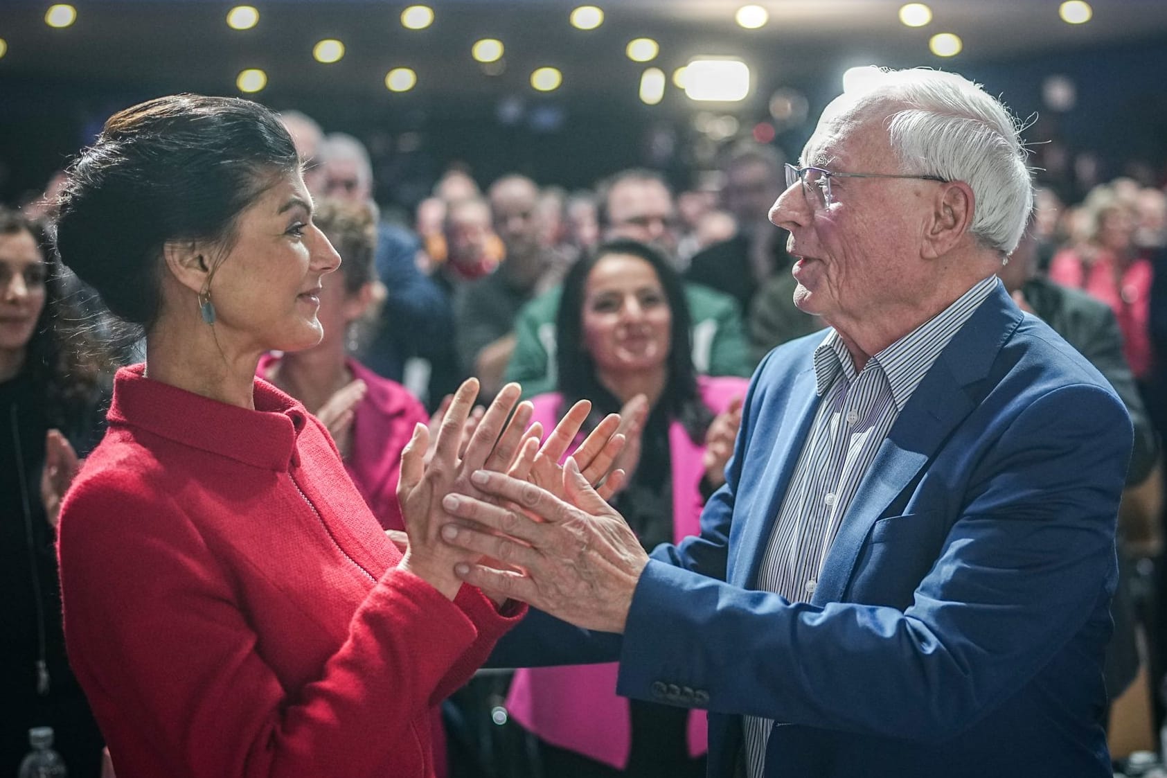 Oskar Lafontaine und Sahra Wagenknecht stehen beim Gründungsparteitag der neuen Wagenknecht-Partei zusammen.