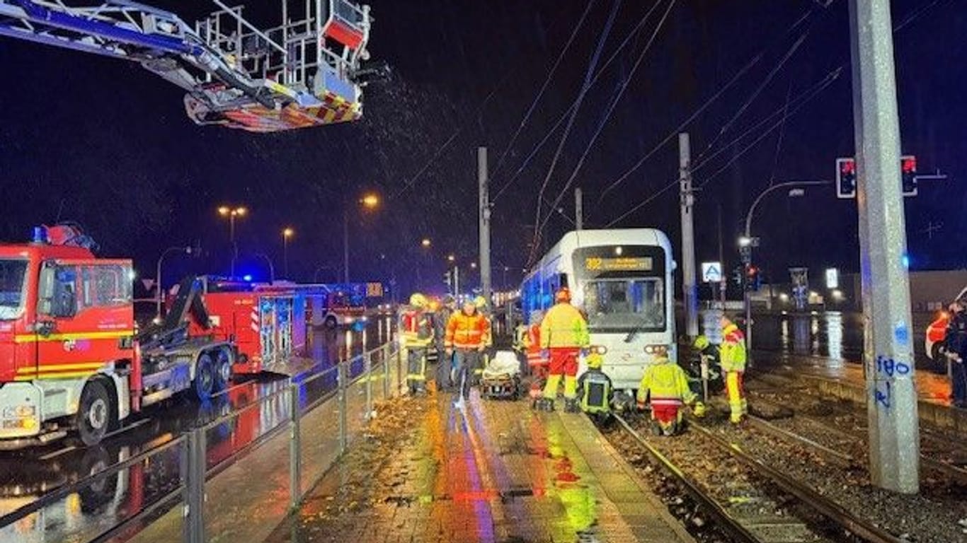 Rettungskräfte im Einsatz in Gelsenkirchen: Die Frau, die unter die Bahn geraten war, wurde ins Krankenhaus gebracht.