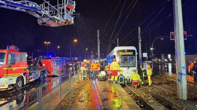 Rettungskräfte im Einsatz in Gelsenkirchen: Die Frau, die unter die Bahn geraten war, wurde ins Krankenhaus gebracht. Rettungskräfte im Einsatz in Gelsenkirchen: Die Frau, die unter die Bahn geraten war, wurde ins Krankenhaus gebracht.