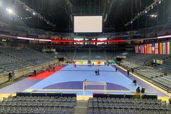 Ein Blick von den Rängen auf das Spielfeld: Am Donnerstag finden hier die ersten Hauptrundenspiele der Handball-EM statt.