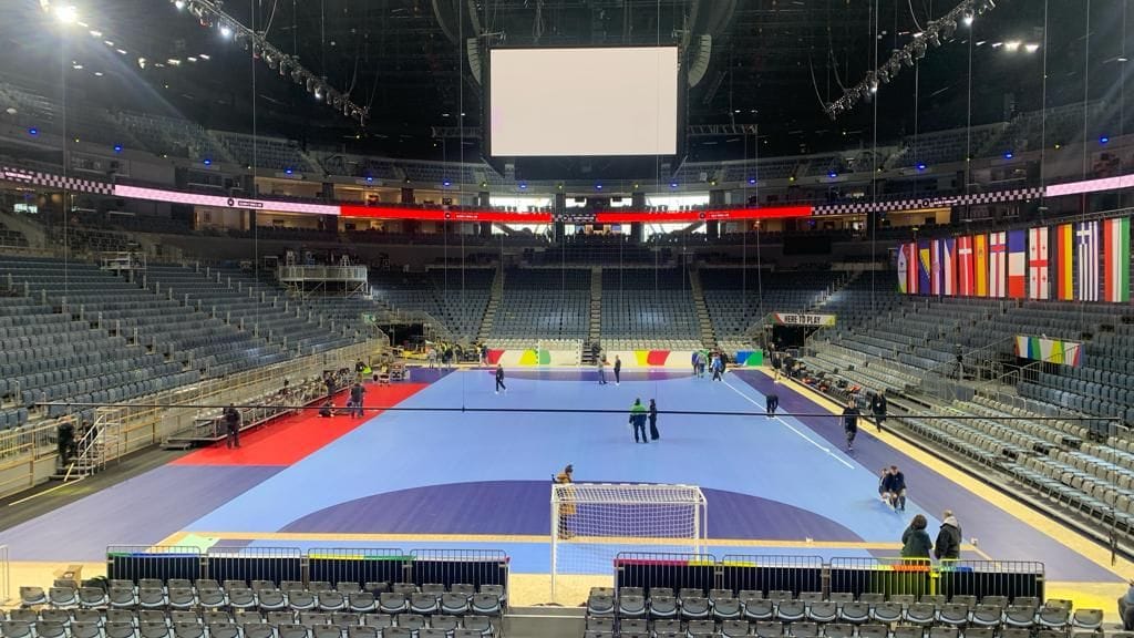 Ein Blick von den Rängen auf das Spielfeld: Am Donnerstag finden hier die ersten Hauptrundenspiele der Handball-EM statt.