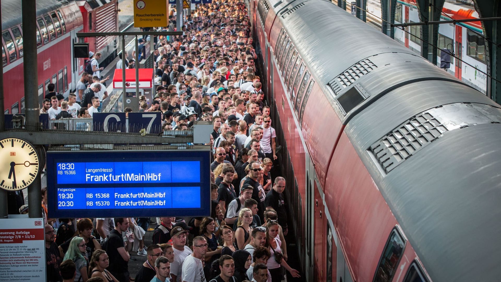 Fußballfans im Bahnhof