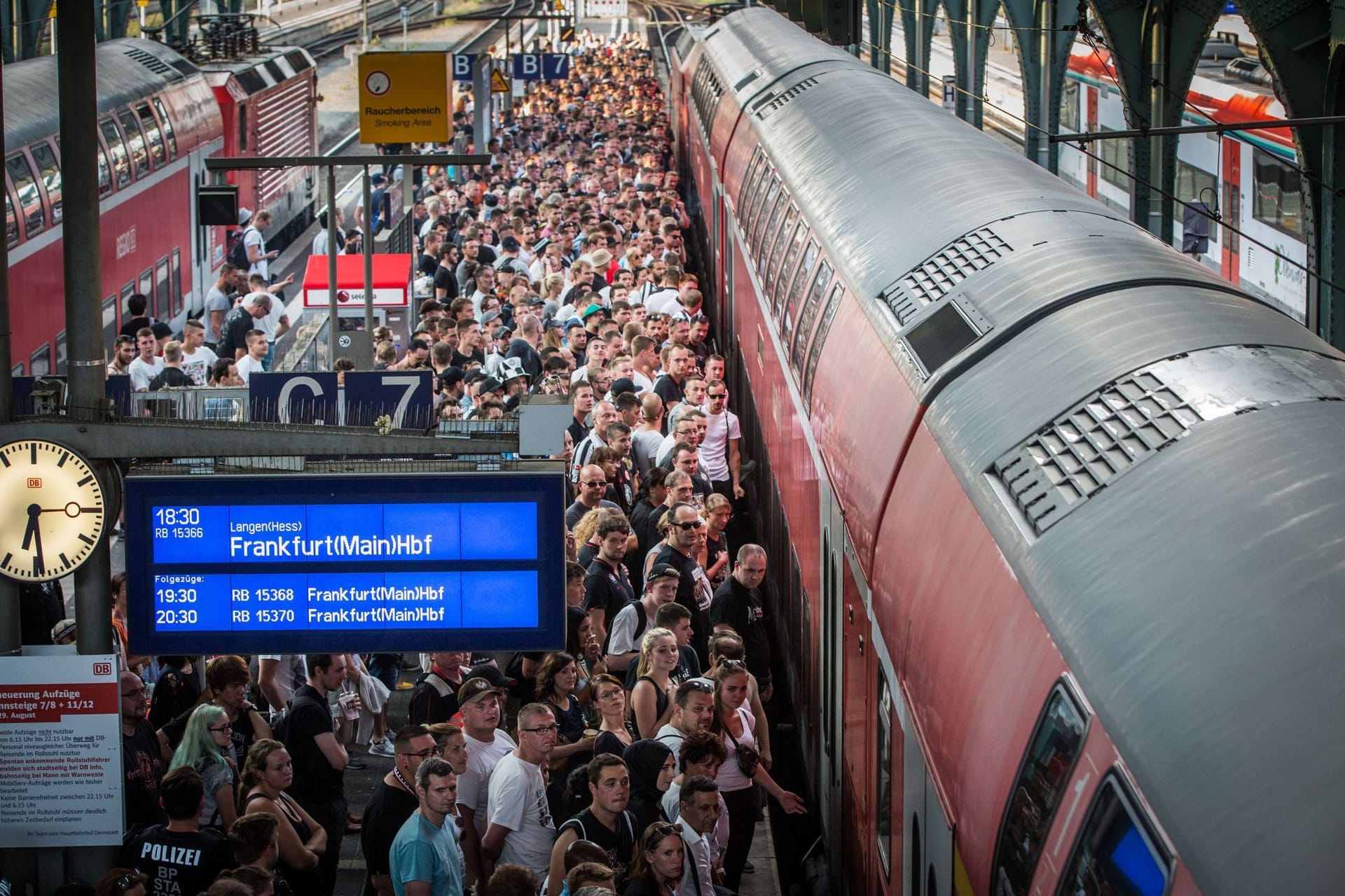 Fußballfans im Bahnhof