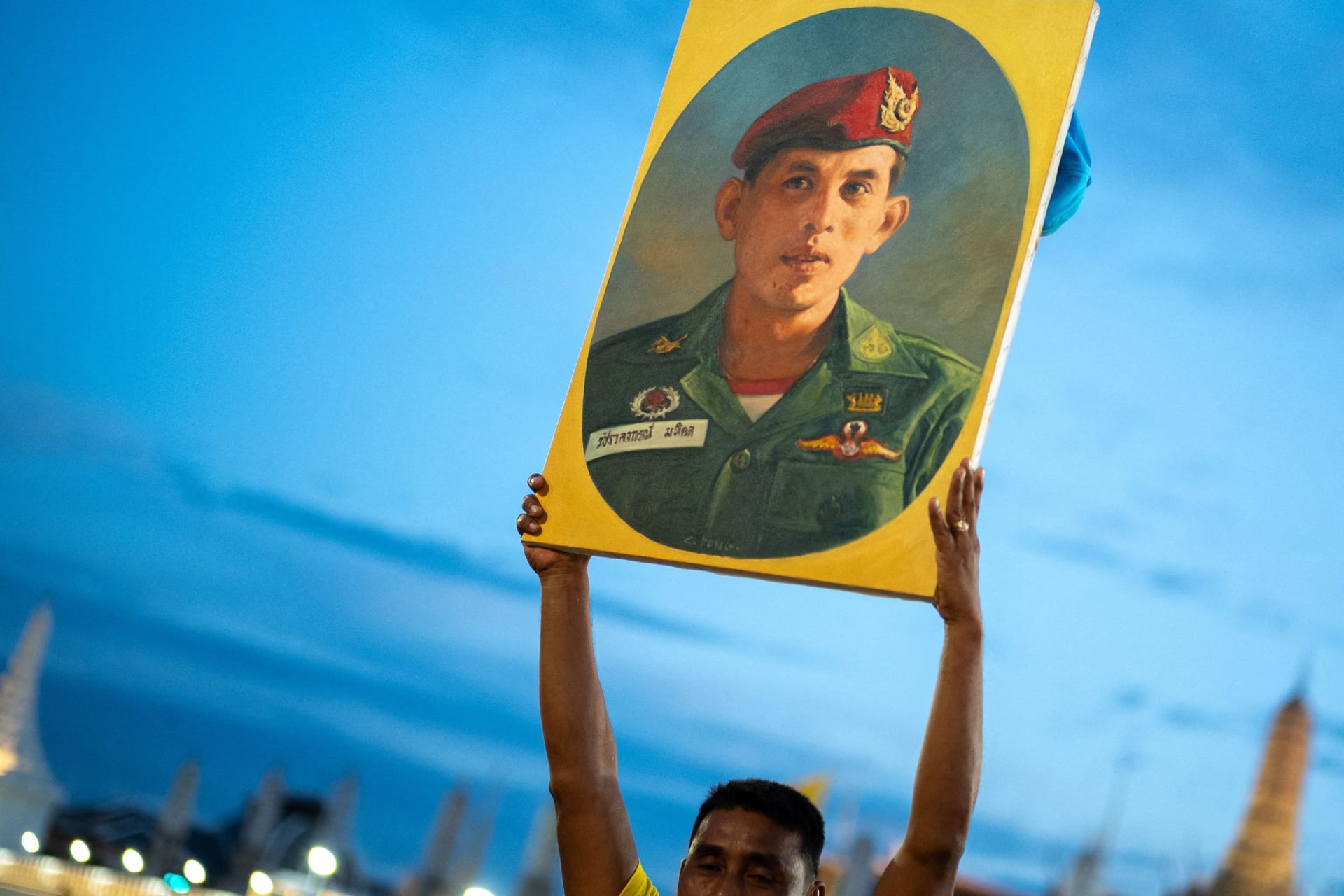 Bangkok: Ein Anhänger des thailändischen Königshauses zeigt seine Treue gegenüber König Maha Vajiralongkorn.